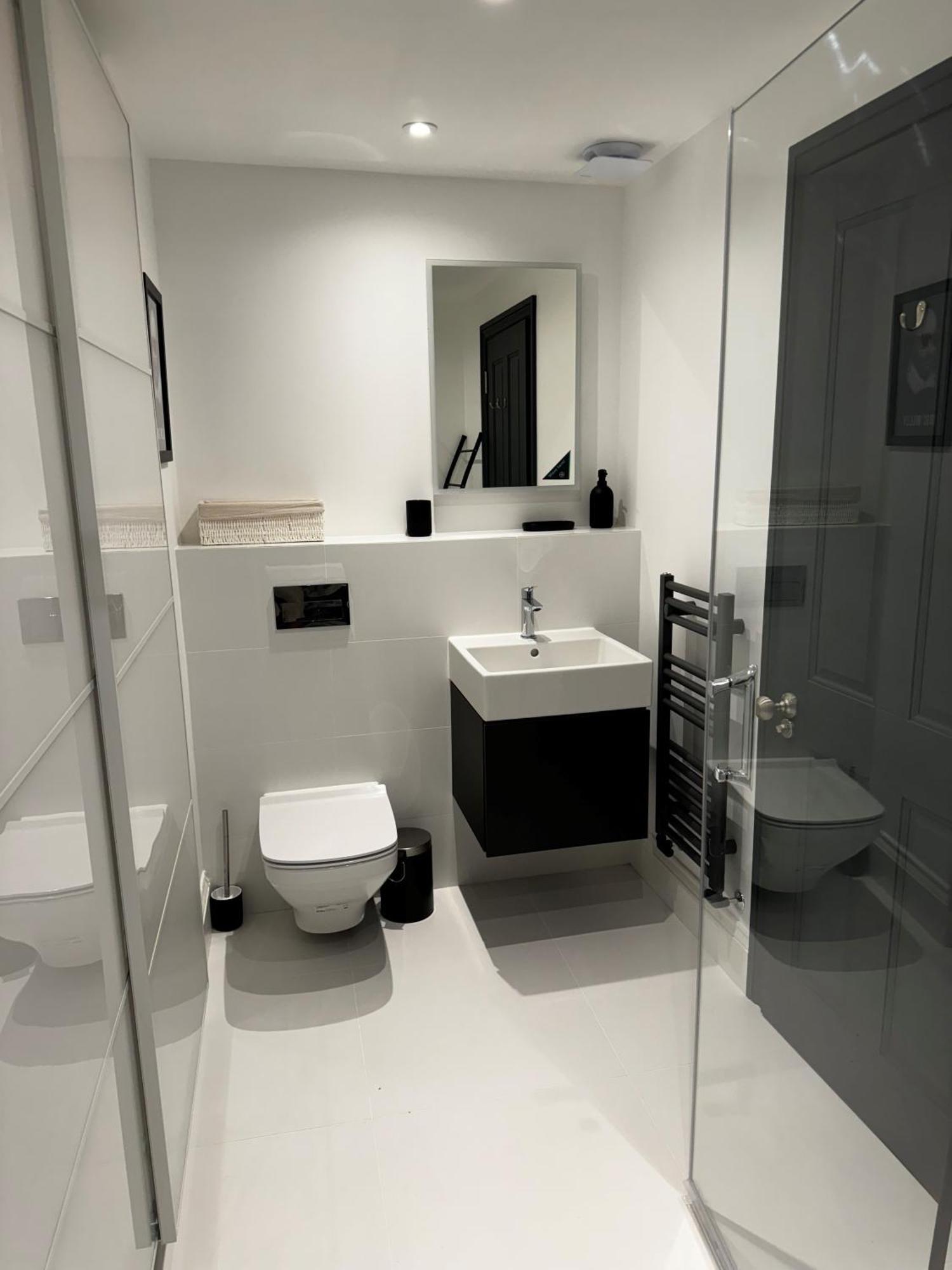 Ferienwohnung Romeo'S Arch High End Luxury In Centre Of Stratford With Parking Exterior foto
