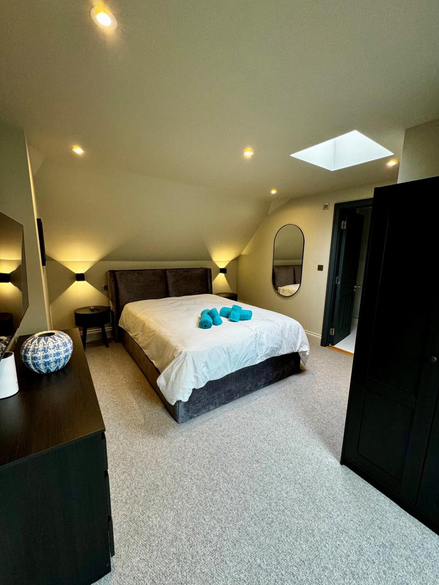 Ferienwohnung Romeo'S Arch High End Luxury In Centre Of Stratford With Parking Exterior foto